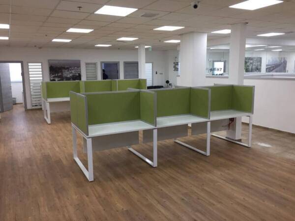 מחיצות כנף שולחנות חלון