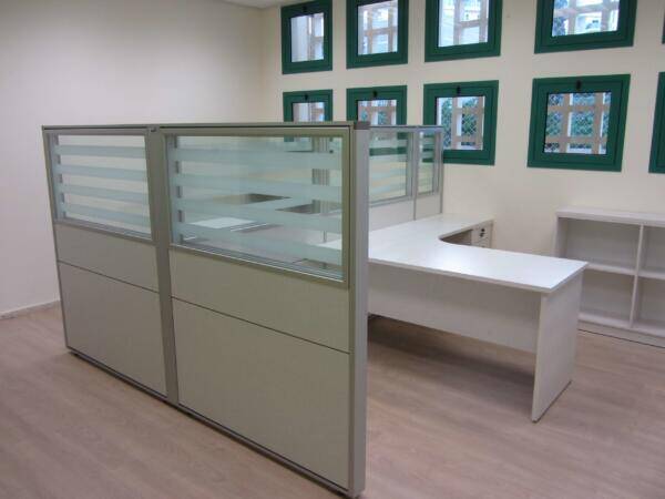 עמדות מנהלים מחיצות בשילוב זכוכית פסים