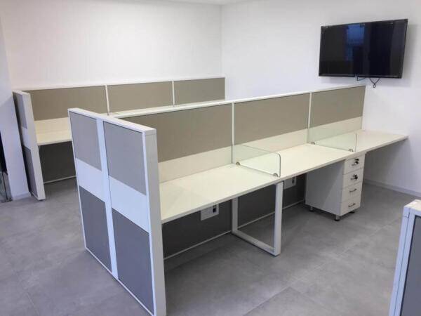 שילוב מחיצות עבות ומחיצות זכוכית