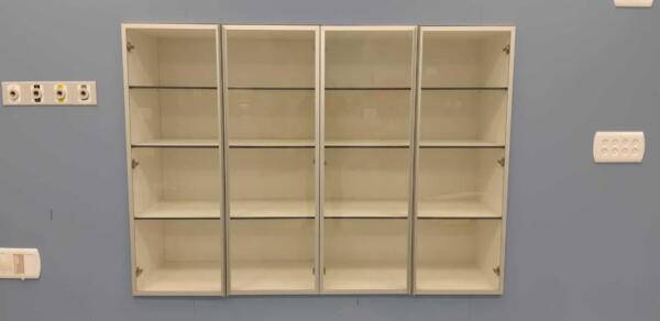 כוננית בחדר ניתוח דלתות זכוכית