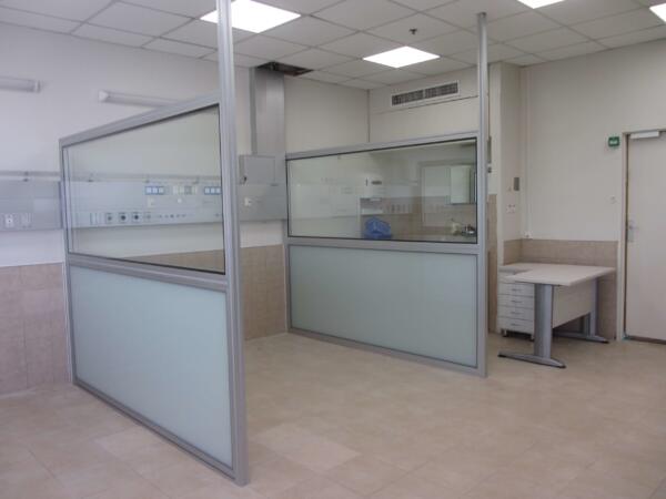 מחיצות הפרדה בזיגוג כפול כולל חיזוק לתקרה