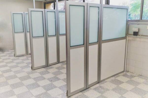 מחיצות הפרדה בין מיטות חולים המאפשרות קיפול דו מפרקי