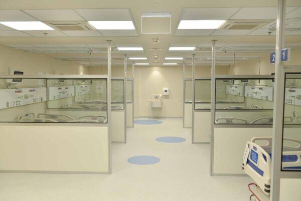 מחיצות הפרדה בין מיטות חולים לצורך הפחתת זיהומים