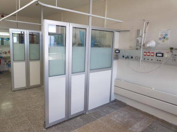 מחיצות מתקפלות בשילוב זכוכית חלבית ושקופה