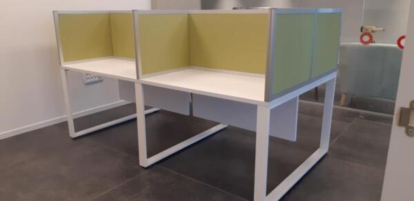 מחיצות כנף על שולחן