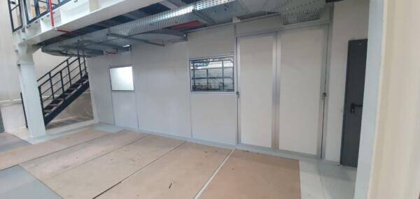 קיר הפרדה במפעל ייצור