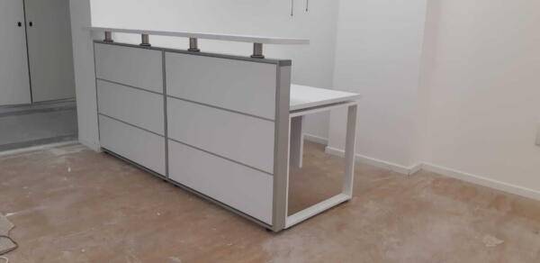 דלפק קבלה ושולחן