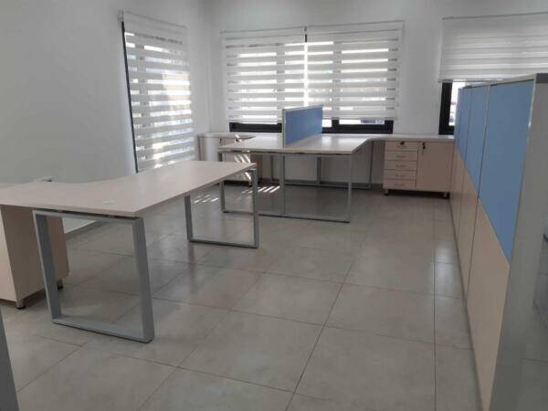 ריהוט למשרד בשילוב מחיצות כנף ומחיצות אופן ספייס