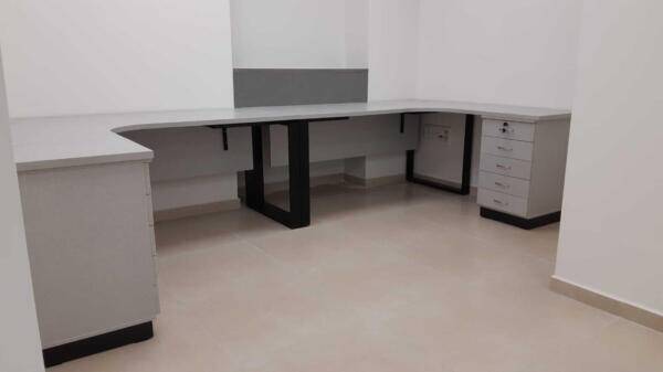 שולחנות ארגונומים בהיקף החדר