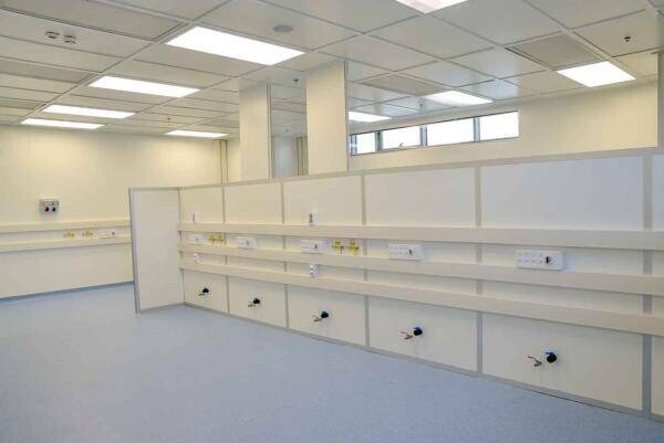 תקרה ומחיצה במפעל ייצור 