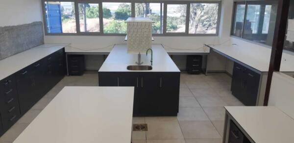 מעבדה כולל עמדת שטיפה