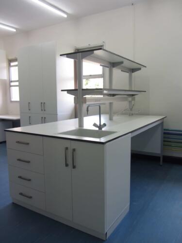 שולחן דו צדדי עם עמדת שטיפה