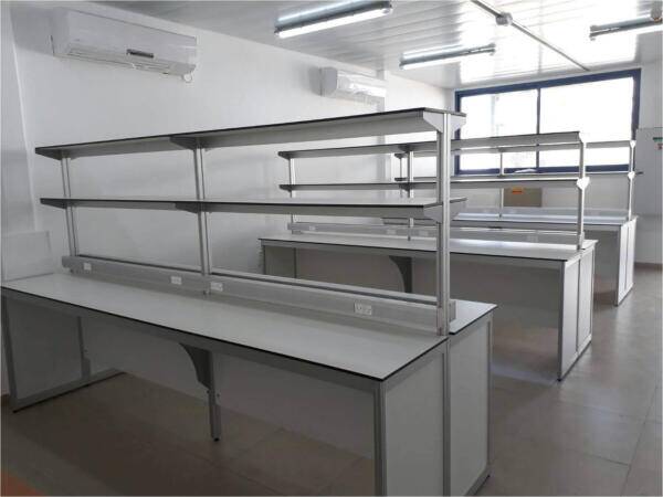 שולחנות מעבדה שתי קומות מדפים