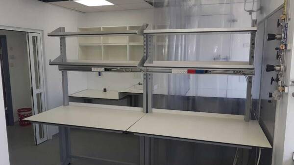 שולחנות רגלי ברזל עם מדפים