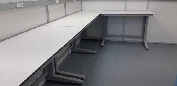 שלחנות למעבדה בהיקף החדר רגלי ברזל