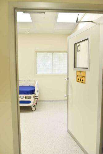 חלון ודלת לחדר בידוד 