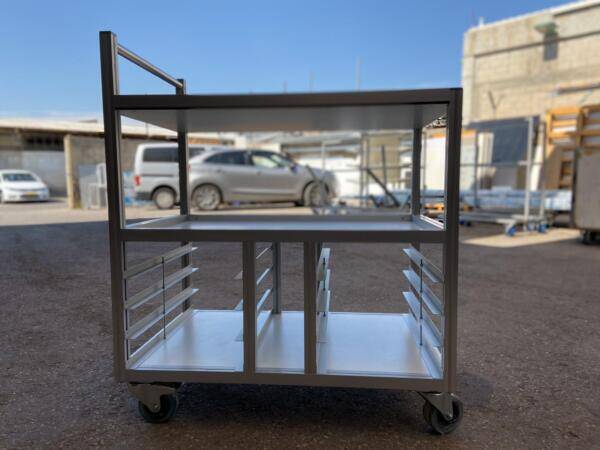 עגלה למגשים נשלפים בחדר נקי