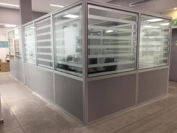 מחיצות במילוי זכוכית פסים